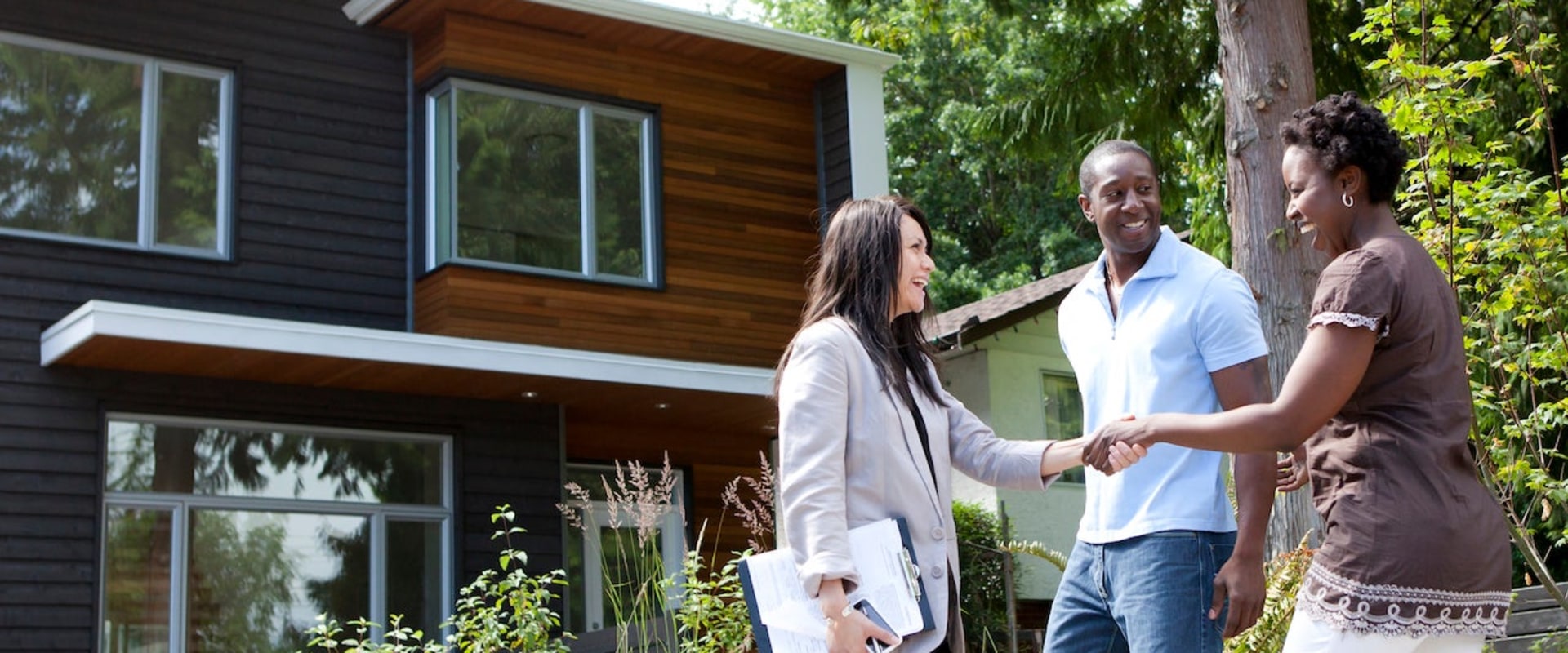 Is it better to buy a house at the beginning of the year or the end of the year?